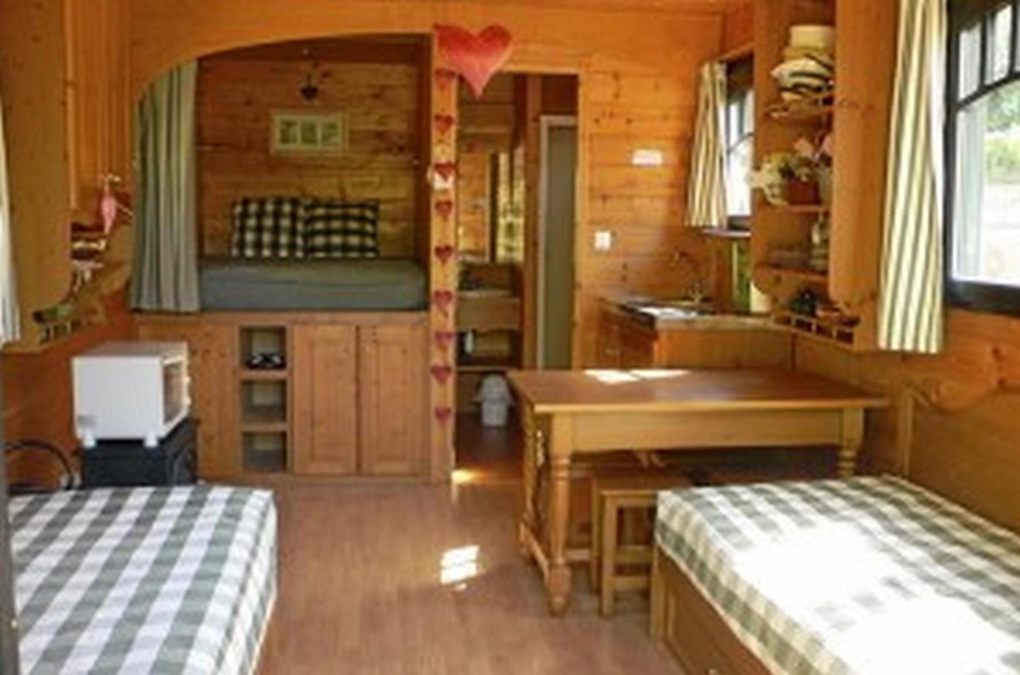 Les Roulottes De Maufront Hotel Ouagne ภายนอก รูปภาพ